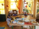 Przedszkolaki pieką ciasto z jabłkami_1