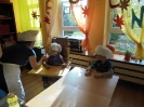 Przedszkolaki pieką ciasto z jabłkami_2