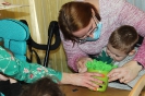 Podróż zwana życiem z kolorowymi skarpetkami w tle_16