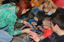 Podróż zwana życiem z kolorowymi skarpetkami w tle_30