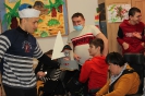 Podróż zwana życiem z kolorowymi skarpetkami w tle_49